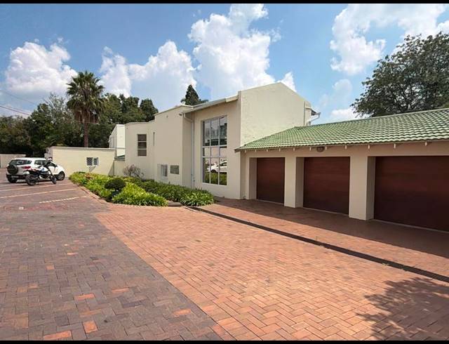 5 BEDROOM HOUSE FOR SALE IN BRYANSTON